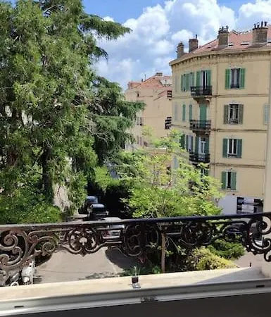 Apartment Renove, Vue Degagee Et Arboree, 700m Cannes