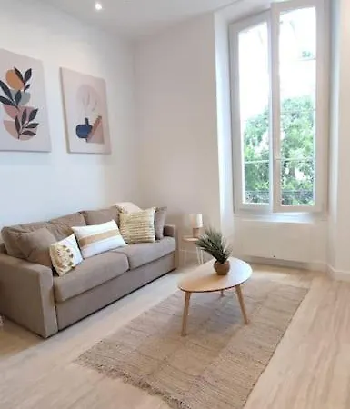 Apartment Renove, Vue Degagee Et Arboree, 700m Cannes